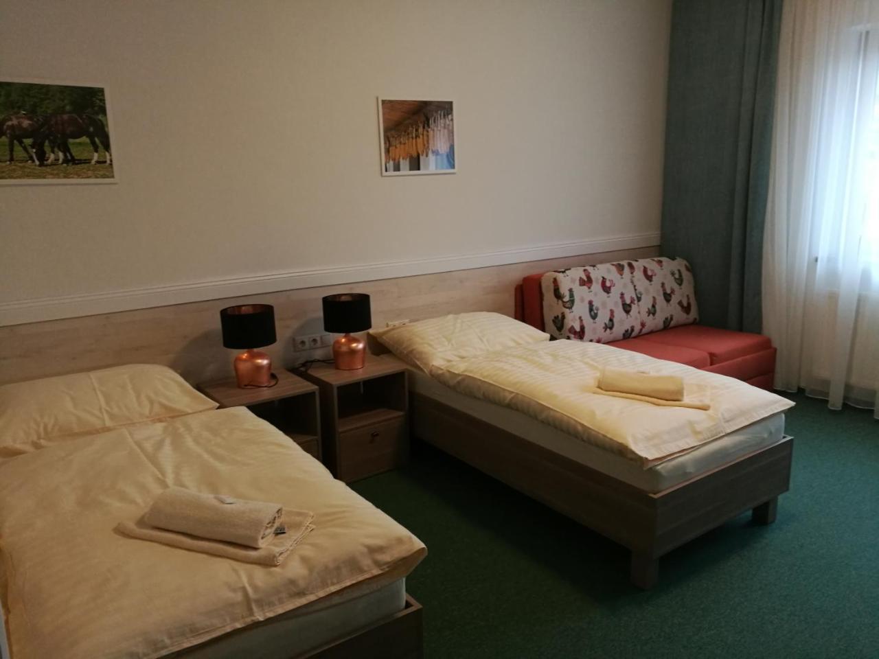 Penzion Uhliska A Depandance Gazdovsky Dom Nemšová Kültér fotó